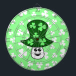 St Patrick PilzDartboard Dartscheibe<br><div class="desc">Ein Cartoonpilz mit Kleeblattstellen auf einer grünen Kappe. Der Hintergrund ist mit einem weißen Kleeblattmuster hellgrün.</div>