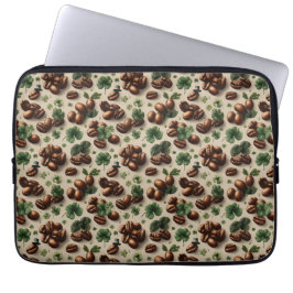St. Patrick’s Day Coffee & Shamrock Pattern Laptopschutzhülle
