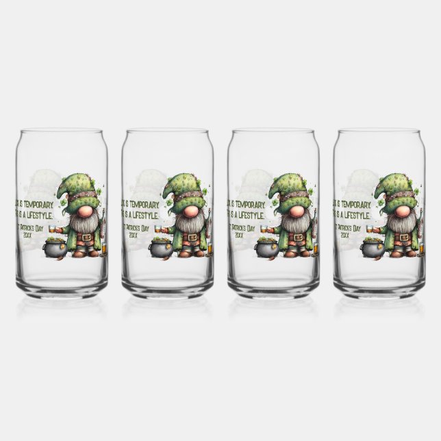 St. Patrick’s Day Gnom-Illustration mit Kleeblatt Dosenglas (Vorderseite)