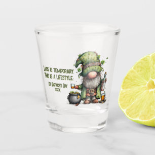 St. Patrick’s Day Gnom-Illustration mit Kleeblatt Schnapsglas