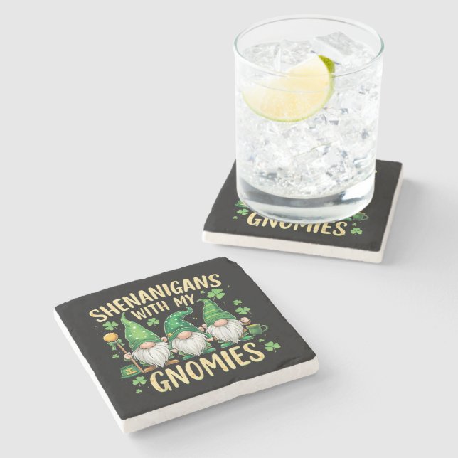 St Patrick’s Day Lucky Shamrock Gnome  Steinuntersetzer (Seitenansicht)