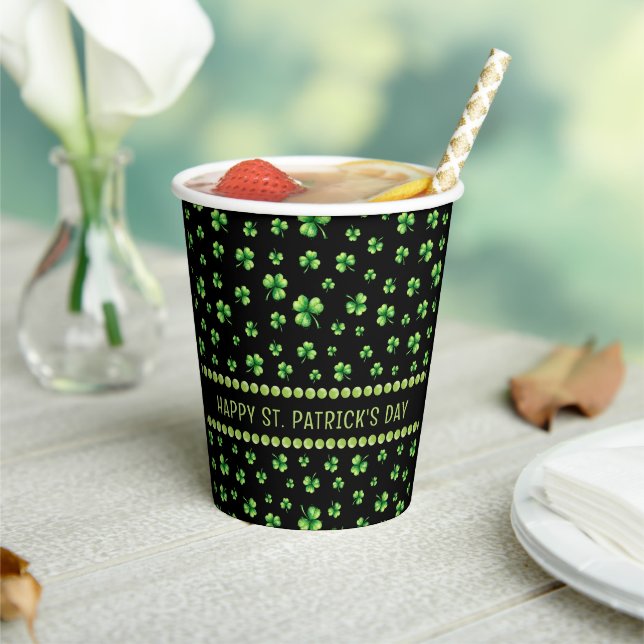 St. Patrick’s Day Wasserfarbe-Shamrock auf Schwarz Pappbecher (In Situ)