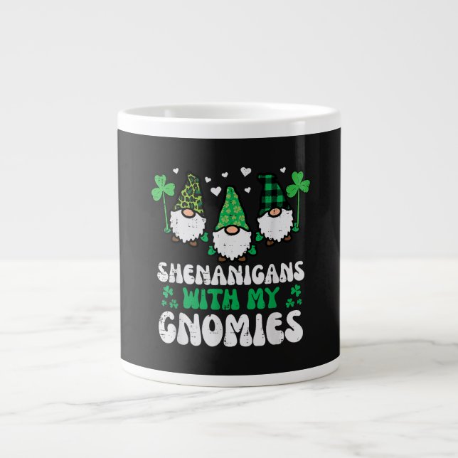 St Patrick Schabernack Mit Gnomies Gnome Jumbo-Tasse (Vorderseite)