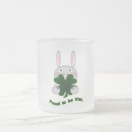 St. Patricks Bunny Proud zu irischem Kleeblatt Mattglastasse