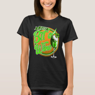 St Patrick's Day A Wee Bit O' Wine Funny Mama Frau T-Shirt