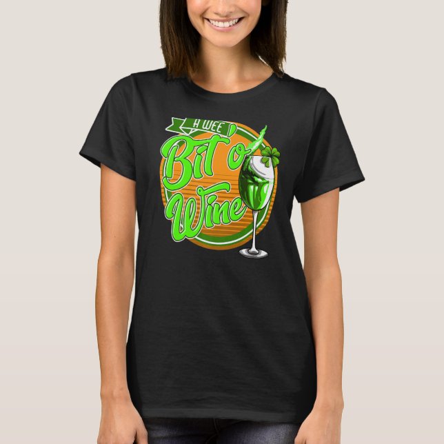 St Patrick's Day A Wee Bit O' Wine Funny Mama Frau T-Shirt (Vorderseite)
