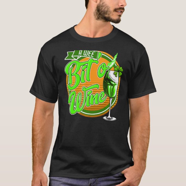 St Patrick's Day A Wee Bit O' Wine Funny Mom Women T-Shirt (Vorderseite)