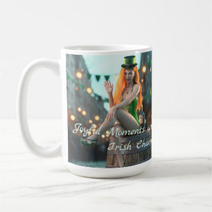 St Patrick's Day Beauty sitzt auf einem Fass Kaffeetasse
