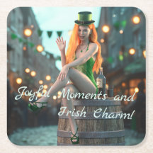 St Patrick's Day Beauty sitzt auf einem Fass