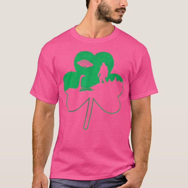 St Patricks Day Bigfoot Nessie Ufo Alien Kleeblatt T-Shirt (Vorderseite)