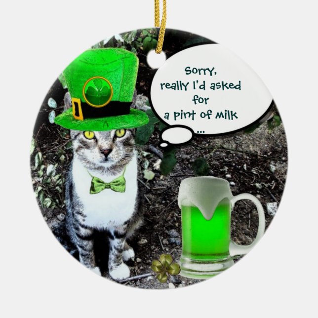 ST PATRICK'S DAY CAT WITH GREEN IRISH BEER KERAMIK ORNAMENT (Vorne)