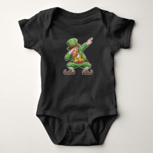 St Patricks Day Dab Dabbing Kobold in Grün Baby Strampler