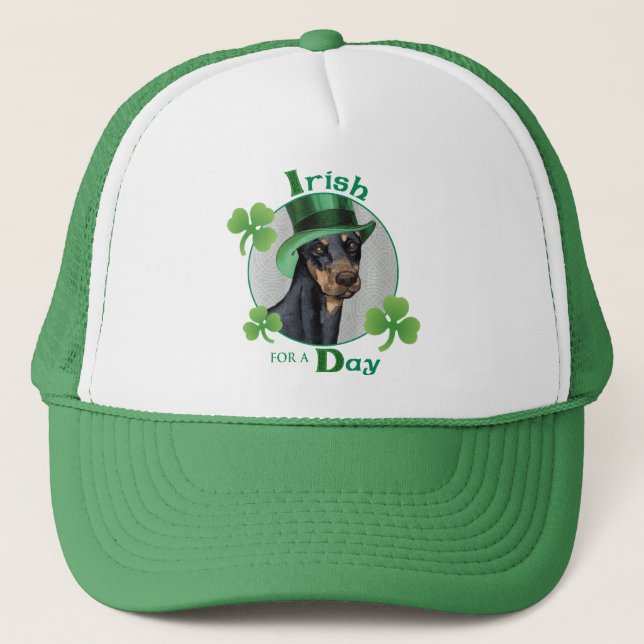 St. Patrick's Day Doberman Pinscher Truckerkappe (Vorderseite)