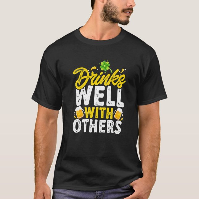 St Patricks Day - Drinks Well With Others Premium T-Shirt (Vorderseite)