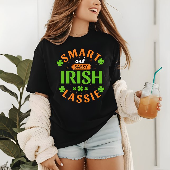 St Patricks Day Funny Irish Lassie Green Kleeblatt Tri-Blend Shirt (Von Creator hochgeladen)