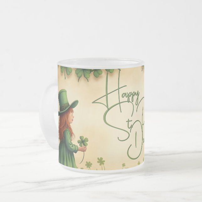 St. Patrick's Day Girl mit Kleeblättern Mattglastasse (Vorderseite Links)