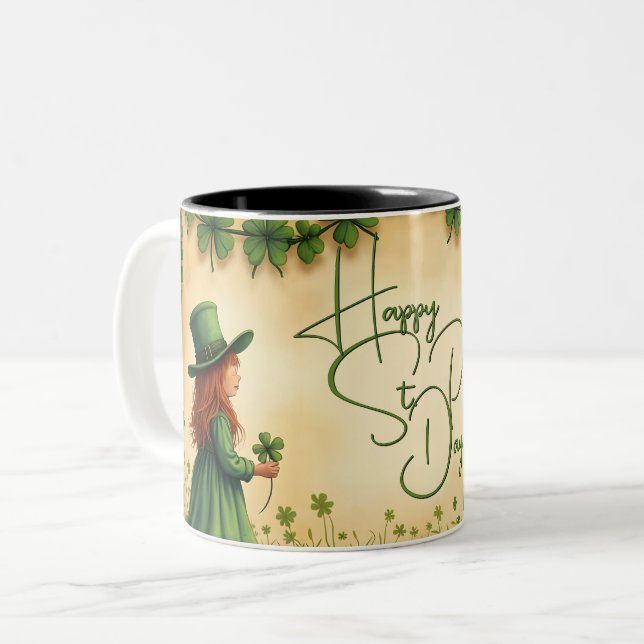 St. Patrick's Day Girl mit Kleeblättern Zweifarbige Tasse (Vorderseite Links)
