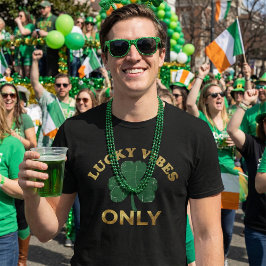 St. Patricks Day Glückliche Vibes Abgenutztes Klee T-Shirt