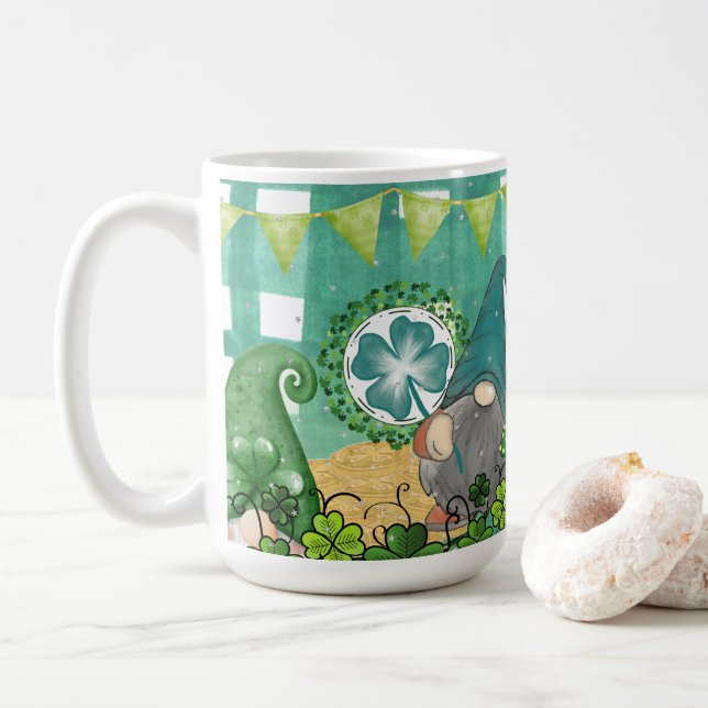 St. Patrick's Day Gnome und Kleeblatt Design Kaffeetasse (Mit Donut)