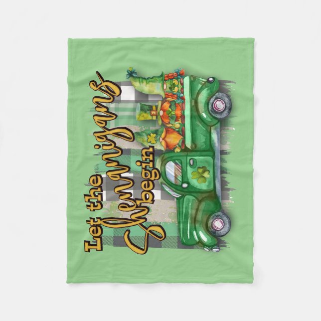St. Patrick's Day Gnomes in Truck Shenanigans Fleecedecke (Vorderseite)