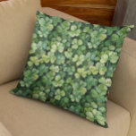 St. Patrick's Day Green Clover Kissen<br><div class="desc">Dieses Design kann in dem Bereich personalisiert werden, der durch das Ändern des Fotos und/oder Textes zur Verfügung gestellt wird. Sie können auch angepasst werden, indem Sie auf Vorlage personalisieren klicken und dann auf die Schaltfläche klicken, um weitere Optionen anzupassen, um die Hintergrundfarbe zu löschen oder zu ändern, Text hinzuzufügen,...</div>