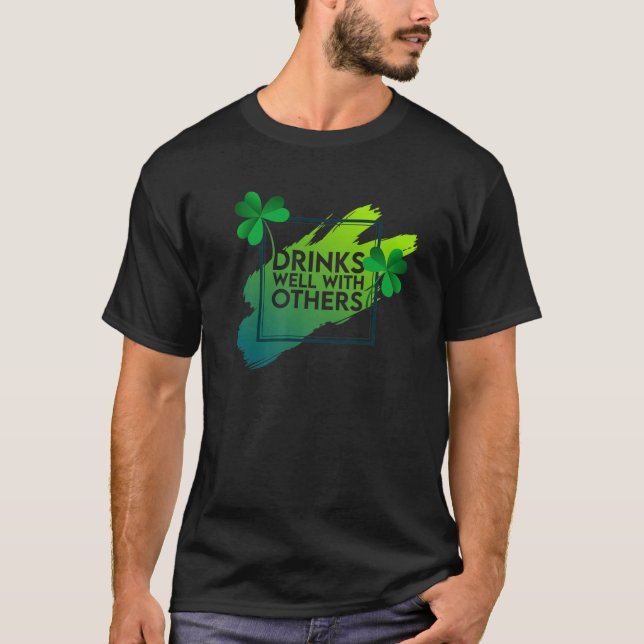St Patrick's Day Green Clover Leaf Glücksgetränk T-Shirt (Vorderseite)