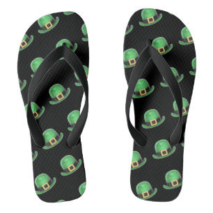 St Patrick's Day Green Derby Hat Muster auf schwar Flip Flops