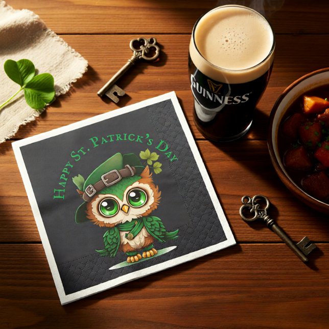 St. Patrick's Day Green Owl personalisiert Serviette (Cute St. Patrick’s Day Owl Irish Green Holiday Napkins)