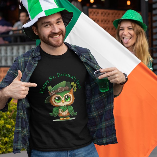 St. Patrick's Day Green Owl personalisiert T-Shirt (St. Patrick's Day Green Owl personalized T-Shirt)
