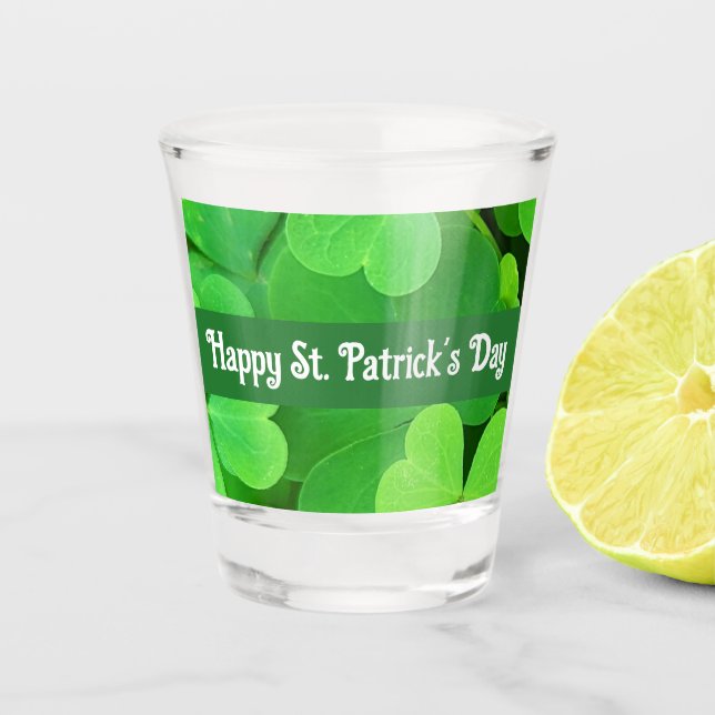St. Patrick's Day Green Shamrocks and Clovers      Schnapsglas (Vorderseite)