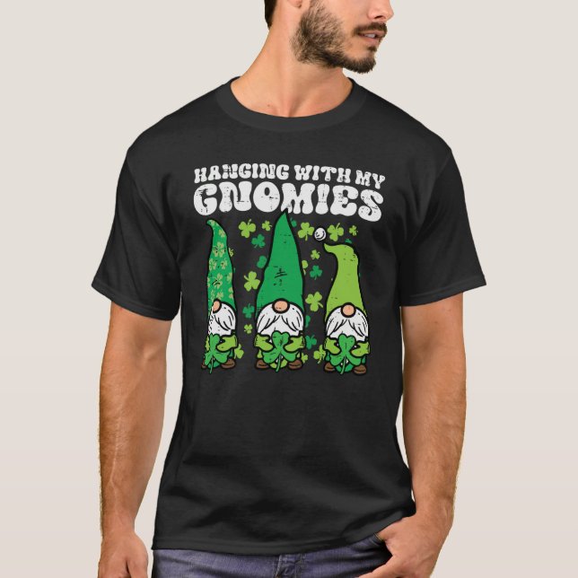 St Patricks Day Hanging With Gnomies Gnomes Men Wo T-Shirt (Vorderseite)