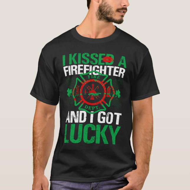 St Patrick's Day  I Kissed A Firefighter And I Got T-Shirt (Vorderseite)