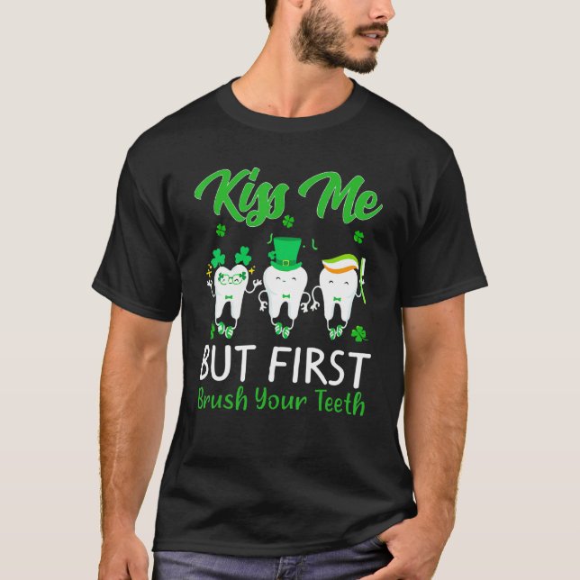 St. Patrick's Day Küssen Sie mir, aber geben Sie z T-Shirt (Vorderseite)
