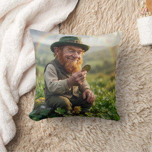 St. Patrick's Day Leprechaun bewundert eine Goldmü Kissen