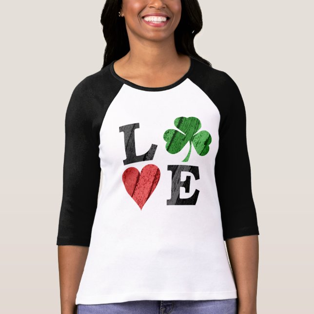 St. Patrick's Day LIEBE mit Herz und Kleeblatt T-Shirt (Vorderseite)