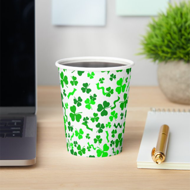 St Patrick's Day Lucky Shamrocks Confetti Pattern Pappbecher (InSitu)