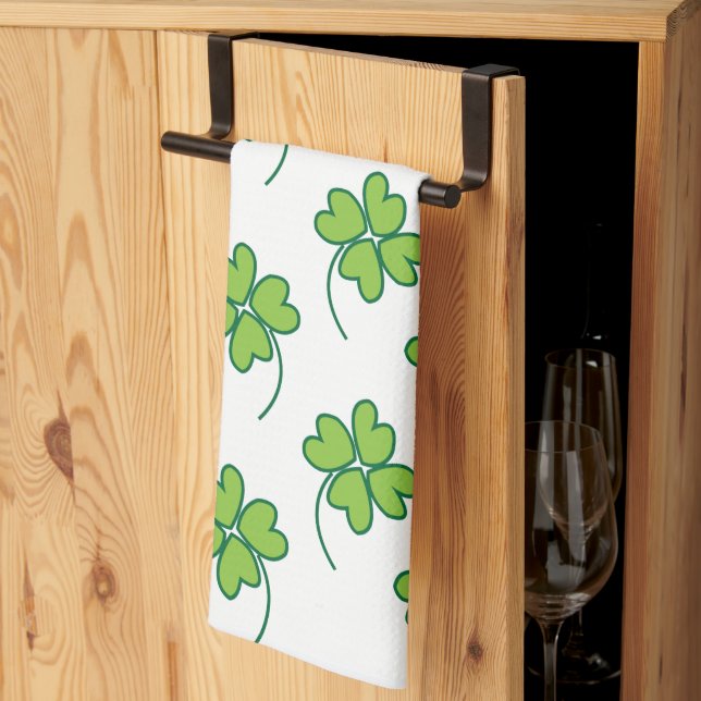 St Patricks Day Lucky Vierblättriges Kleeblatt Geschirrtuch (Drittel gefaltet)