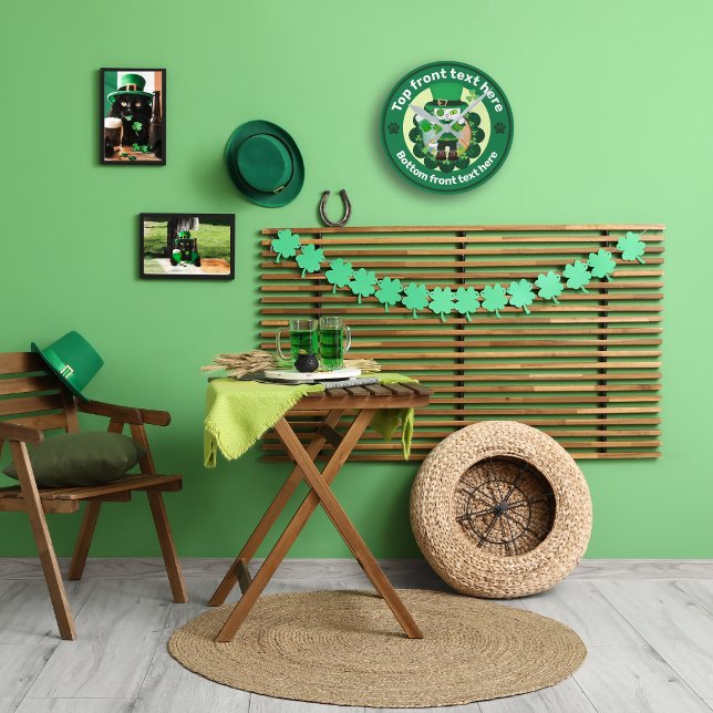 St. Patrick's Day mit einer glücklichen, Mit Augen Runde Wanduhr (St. Patrick's Day with a Lucky One-Eyed Cat Round Clock)