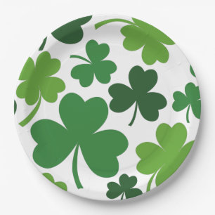 St. Patrick's Day mit Kleeblatt Klee auf grünem Pa Pappteller