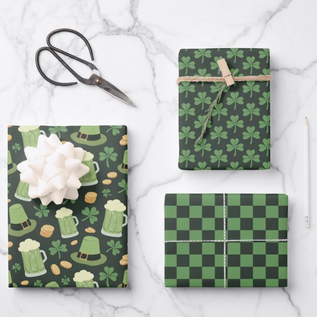 St Patricks Day Muster Dunkelgrün Prost Shamrock Geschenkpapier Set (Vorderseite)
