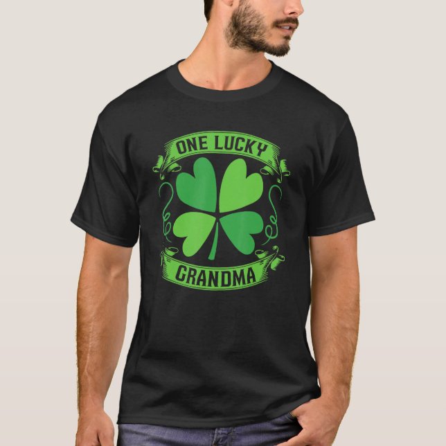 St Patricks Day One Lucky Grandma Kleeblatt C Leaf T-Shirt (Vorderseite)