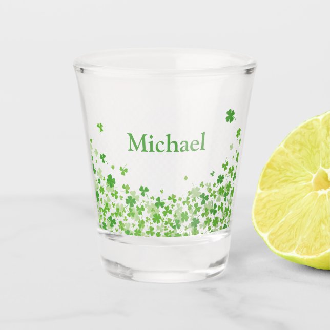 St. Patrick's Day personalisiertes Kleeblatt Schnapsglas (Vorderseite)