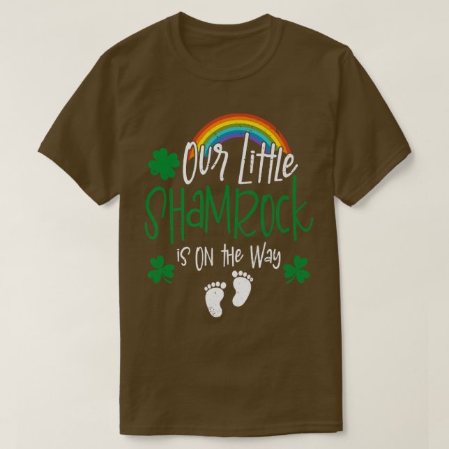 St Patrick's Day Pregnancy Ankündigung Little Sha T-Shirt (Design vorne)