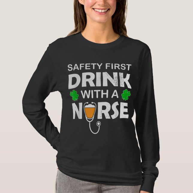St Patrick's Day Safety First Drink mit einer Kran T-Shirt (Vorderseite)