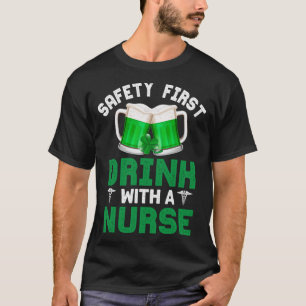 St. Patrick's Day Safety Funny Drink mit einem Kra T-Shirt