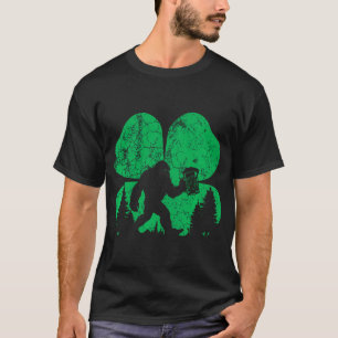 St Patricks Day Sasquatch Bigfoot Bier trinkender T-Shirt