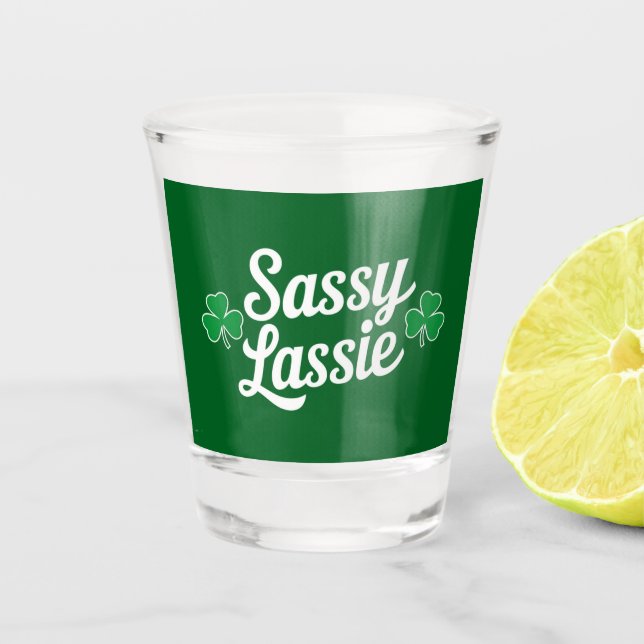 St Patricks Day Sassy Lassie Funny Irish Schnapsglas (Vorderseite)