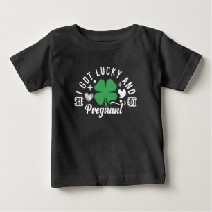 St. Patricks Day Schwangerschaftsankündigung mit L Baby T-shirt