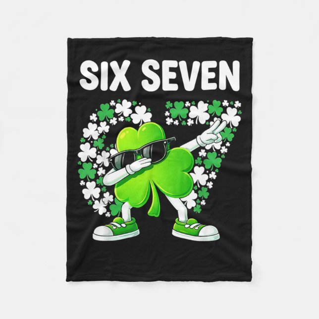St. Patricks Day sechs sieben 6 7 Meme Shamrock Ki Fleecedecke (Vorderseite)