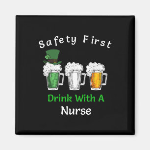 St Patricks Day - Sicherheit Erster Drink mit eine Magnet